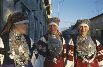 ESTONIA, Rakvere, Folk dancers in traditional costume.