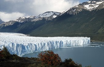 ARGENTINA, Santa Cruz Province, Los Glaciares N.P, Jagged ice cliffs and mountainous landscape of