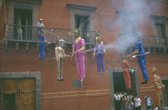MEXICO, Guanajuato, San Miguel de Allende, Exploding papier mache figures of Judas hanging from