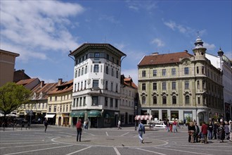 SLOVENIA, Ljubljana, Presernov trg aka city centre square with the Urbanc building on the left