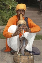 INDIA, Rajasthan, Jaipur, Snake charmer with tulband playing his pipe