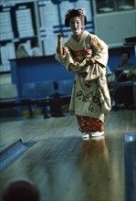 JAPAN, Honshu, Tokyo, Geisha in bowling alley