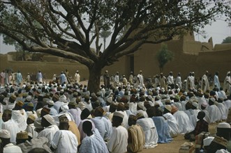 NIGERIA, Kano, Praying at prayer ground of Kano Mosque