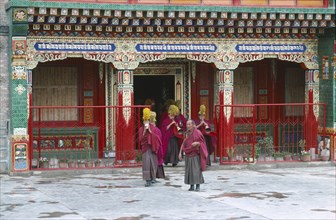 CHINA, Qinghai, Queshang Lamasery, Tibetan Yellow Hat Buddhists
