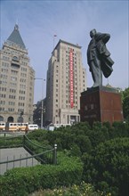 CHINA, Shanghai, Statue of Mao in front of the Peace Hotel and Bank on the Bund.