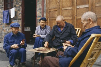 CHINA, Shaanxi, Shanghai, Chengdu card game in street