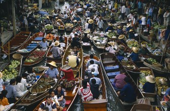 THAILAND, Ratchaburi Province, Damnoen Saduak, Busy scene in floating market near Bangkok.