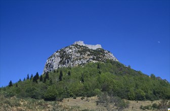 FRANCE, Languedoc Roussillon, Aude, Ruins of eleventh century Peyrepetuse Cathar Castle on top of