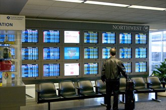 USA, Minnesota, Minneapolis, Traveller checking Northwest Airlines departure and arrival