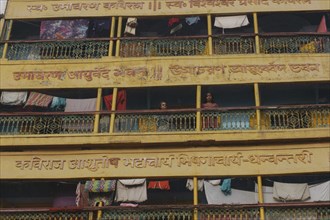 INDIA, Uttar Pradesh, Varanasi , Dashaswamedh Ghat. Women on the balcony of an apartment block