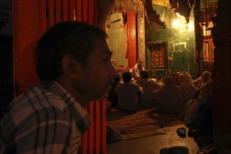 INDIA, Uttar Pradesh, Varanasi, Dasashwamedh Ghat. Hindus listen to a Bhramin pundit lecturing in a