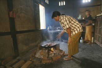 MYANMAR, Kachin State, Myitkyina, Jinghpaw women cooking food for funeral dinner