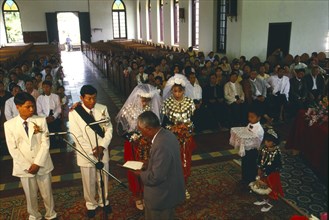 MYANMAR, Kachin State, Myitkyina, Jinghpaw wedding ceremony at Geis memorial chuch