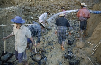 MYANMAR, Work, Mining, Gold workers at the source of the Ayeyarawady River at the confluence of the