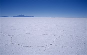 BOLIVIA, Altiplano, Potosi, Salar de Uyuni.  Vast expanse of salt lake.