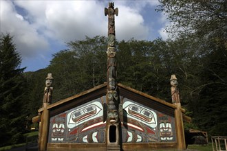 USA, Alaska, Ketchikan, Wooden hut with carved wooden Totem pole entrance in the Totem Park