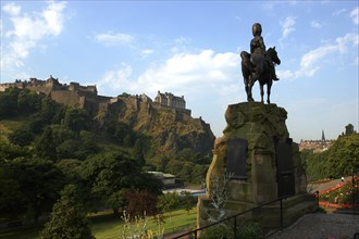 SCOTLAND, Lothian, Edinburgh, View over Princes Gardens to Edinburgh Castle on Castle Mount