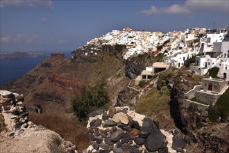 GREECE, Cyclades, Santorini, Town atop rugged coastal cliffs