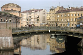RUSSIA, St Petersburg, Bridge over canal with pedestrians crossing