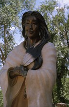 USA, New Mexico, Santa Fe, Statue of American Indian woman
