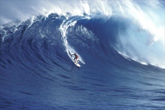 USA, Hawaii, Surfer riding a big wave