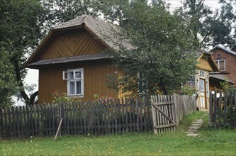 POLAND, Bliskawice, Traditional wooden farmhouse.