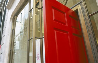 USA, New York, Manhattan, The famous Elizabeth Arden Red door on 5th Avenue.