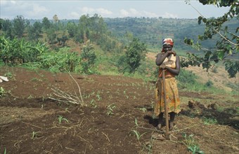 BURUNDI, Kirundo Province, Tribal People, Burundian returnee from Rwanda cultivating land using