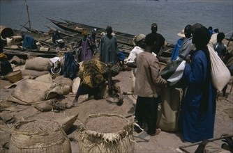MALI, Mopti, Market on shores of the River Niger.