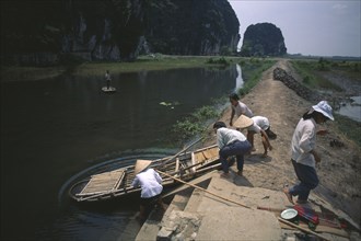 VIETNAM, Hoa Binh Province, Hoa Lu, People transferring boat over lock