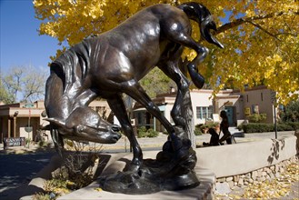 USA, New Mexico, Santa Fe, Horse sculpture by Veryl Goodnight at the entrance to Canyon Road