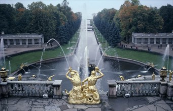 RUSSIA, St Petersburg, Petrodurets Palace. The Great Cascade fountains