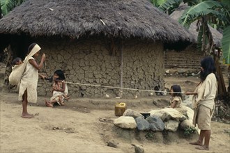COLOMBIA, Sierra Nevada de Santa Marta, Avinque, Parque Nacional. Kogi-Wiwa family spinning rope