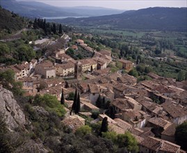 FRANCE, Provence Cote d’Azur, Alpes Haute de Provence, View South over the roof tops of the village