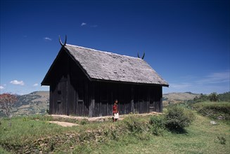 MADAGASCAR, Architecture, Near Ambositra. Royal wooden hut used by former Malagasy King with a