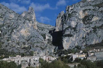 FRANCE, Provence Alpes Cote d’Azur, Var, Sillans village at foot of steep eroded cliffs.