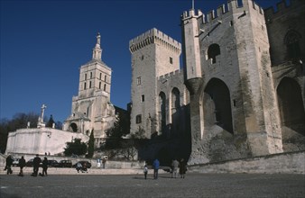 FRANCE, Provence Cote d’Azur, Vaucluse, Avignon.  Palais des Papes and Cathedral Notre Dame des