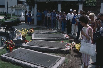 USA, Tennessee, Memphis, Graceland. Home of  Elvis Presley. Visitors at the graves of members of