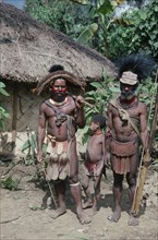 PACIFIC ISLANDS, Melanesia, Papua New Guinea, Southern Highlands.Tari. Huli tribemen with a child