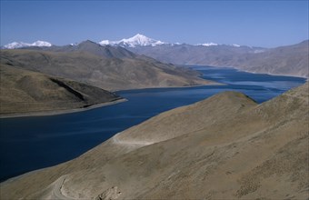 TIBET, Landscape, Landscape between Lhasa and Gyantse with mountains and lake.