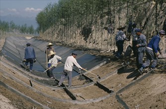 CHINA, Qinghai, Hungzhong County, Men building irrigation canal