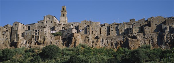ITALY, Tuscany, Town of Pitigliano, Built on cliffs above Lente Valley with caves made during