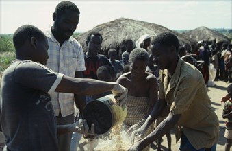 MOZAMBIQUE, Zambezia Province, Mocuba, Displaced people receiving EEC maize monitered by Action Aid