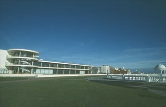 ENGLAND, East Sussex, Bexhill on Sea, De La Warr Pavilion. Exterior view from seafront over grass