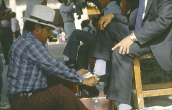 MEXICO, Work, Shoe shiner with smartly dressed customer.