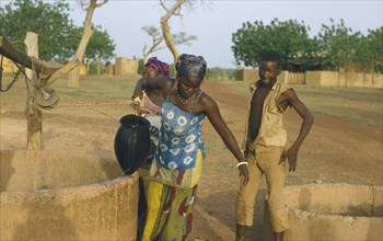BURKINA  FASO, Kiembara, Women collecting water from a well