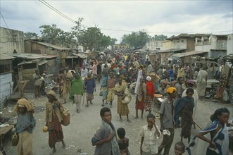SOMALIA, Baidoa, Crowded street market scene.
