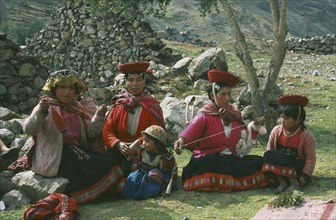PERU, Cusco, Quishuarani, Quechuan Indian Women weavers wearing traditional dress.