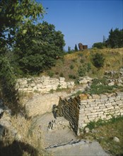TURKEY, Aegean Region, Canakkale, Troja. Ancient city of Troy. City walls with Trojan horse in