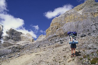 COLOMBIA, Cordillera , Boyaca, "The climb up to Boqueron del Castillo with a hiker carrying a